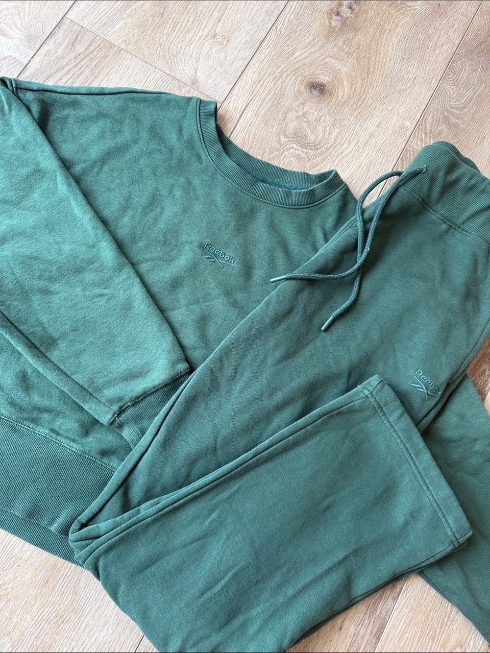 Reebok Green Crewneck Sweatshirt and Joggers Set